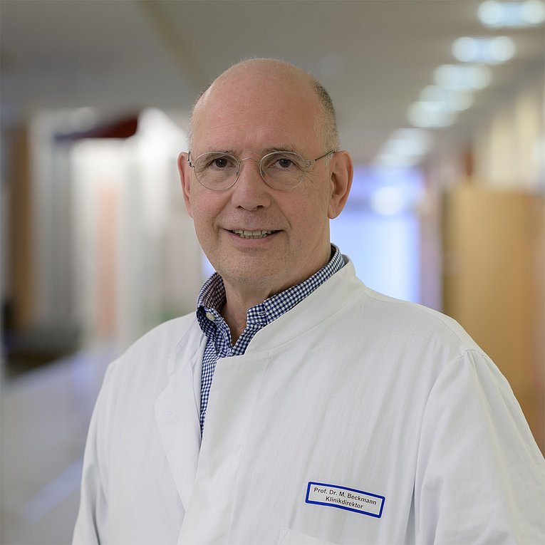 Hier ist ein Portraitfoto vom Direktor der Frauenklinik, Prof. Dr. med. Beckmann, zu sehen.