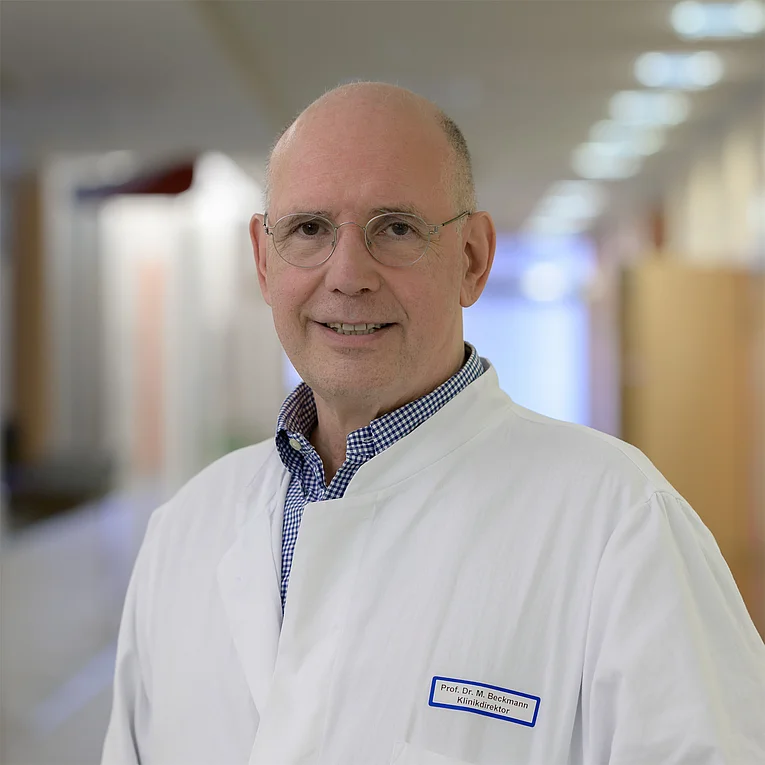 Hier ist ein Portraitfoto vom Direktor der Frauenklinik, Prof. Dr. med. Beckmann, zu sehen.