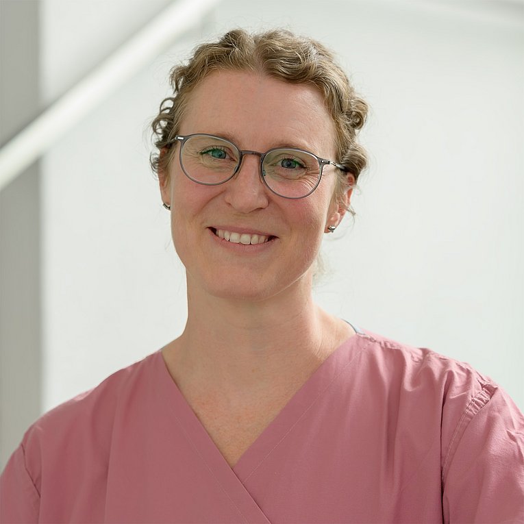 Hier ist ein Portraitfoto von Valentina Kohlmann, der leitenden Hebamme unserer Frauenklink zu sehen, wie sie freundlich in die Kamera lächelt