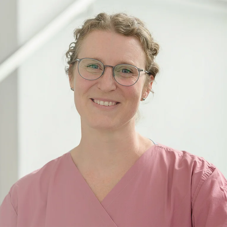 Hier ist ein Portraitfoto von Valentina Kohlmann, der leitenden Hebamme unserer Frauenklink zu sehen, wie sie freundlich in die Kamera lächelt